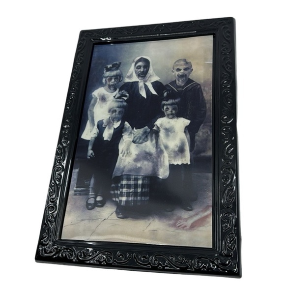 Spook-tacular 3D Moving Gothic Portrait: Perfect for Your Halloween Horror Party - Picture 3 of 4